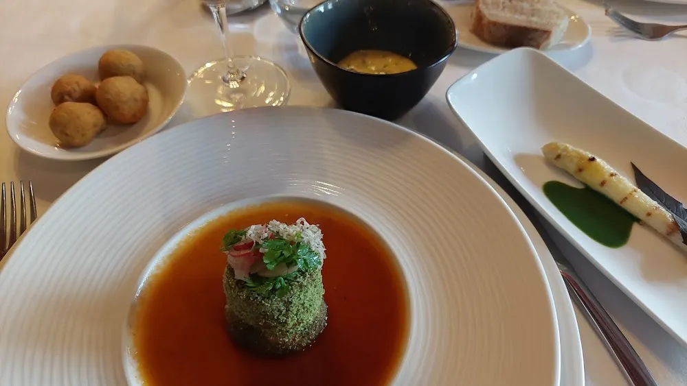 Filet de Veau Fumé Aux Bois de Hêtre Asperge Et Pommes Dauphines