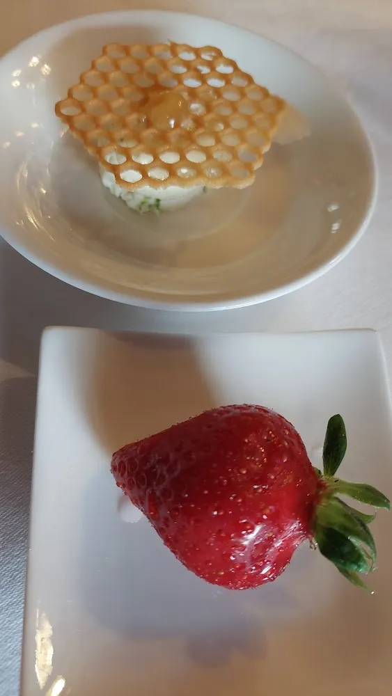 Mousseux Chocolat Blanc Citron Vert Et Fraise Marinée Au Géranium